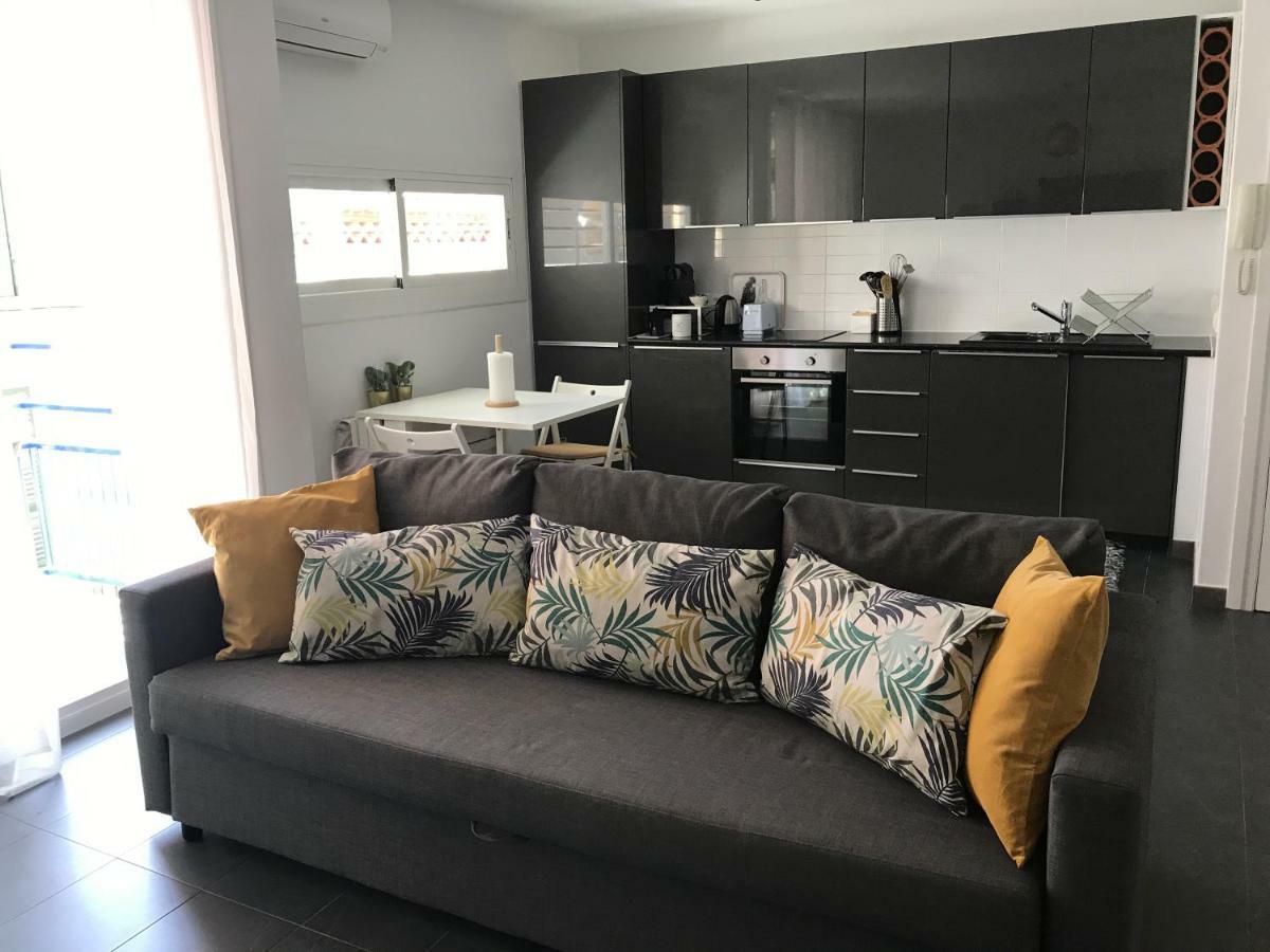 Sunny Flat In Sitges 30 Seconds To Beach, Balcony & Sea Views! 외부 사진